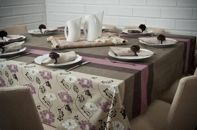 cama, mesa e banho