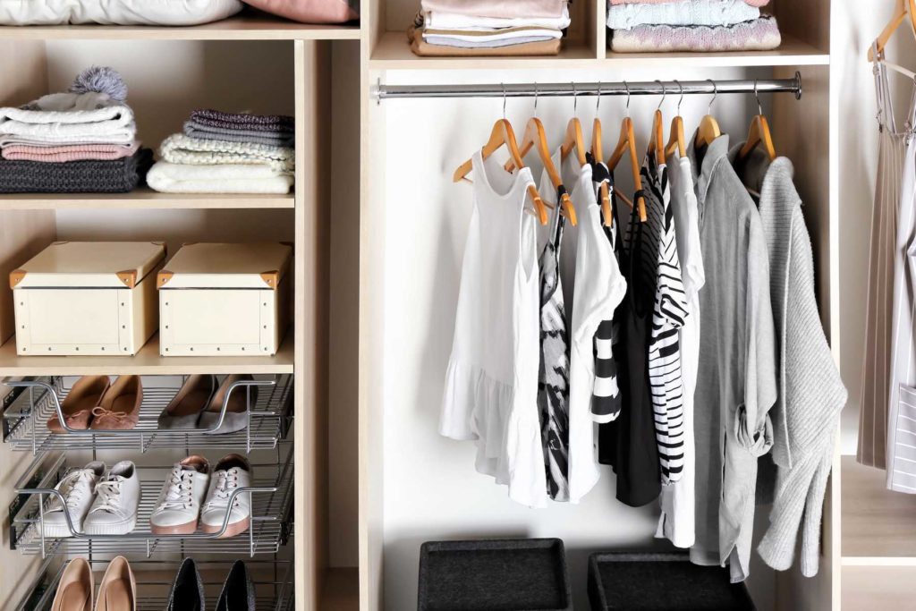 Cinco Dicas de Como Organizar seu Guarda-Roupa - AnaGi